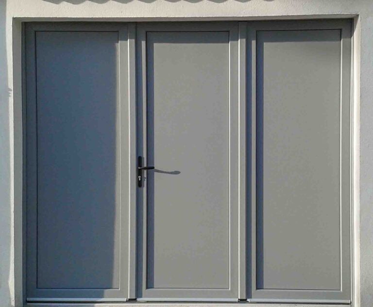 Porte de garage battante PVC - 2 x 2.4 m - 4 ouvrants - Sans hublot - Sans seuil Porte de garage battante PVC - 2 x 2.4 m - 4 ouvrants - Sans hublot - Sans seuil